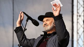 Klausi, podejte mi pero! Prezident střílí na Svěráka. Ten má své hříchy, ale symbolem bývalého režimu nebyl Klausi, podejte mi pero! Prezident střílí na Svěráka. Ten má své hříchy, ale symbolem bývalého režimu nebyl