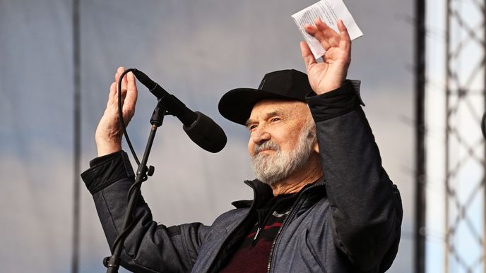 Herec Zdeněk Svěrák na demonstraci Milionu chvilek pro demokracii na Letné v březnu 2026. Herec Zdeněk Svěrák na demonstraci Milionu chvilek pro demokracii na Letné v březnu 2026.