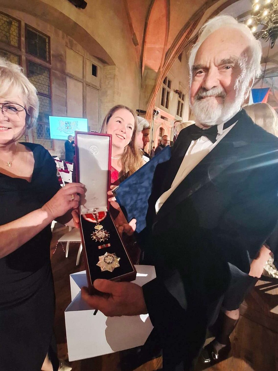 Poslankyně STAN Krutáková a Šebelová se Zdeňkem Svěrákem (28.10.2025) Poslankyně STAN Krutáková a Šebelová se Zdeňkem Svěrákem (28.10.2025)