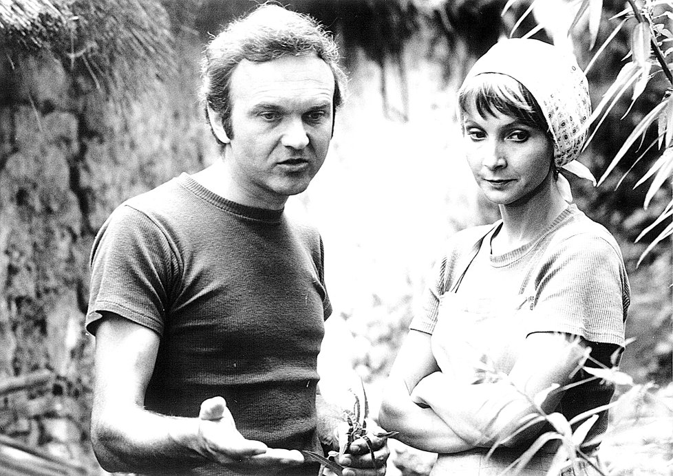 1976. Zdeněk Svěrák a Daniela Kolářová ve filmu Na samotě u lesa