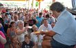Podepisovalo se a podepisovalo. Zdeněk Troška byl v zajetí svých příznivců několik hodin. Podepisovalo se a podepisovalo. Zdeněk Troška byl v zajetí svých příznivců několik hodin.