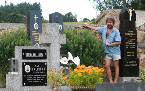 Zdeněk Troška na hřbitově v Hošticích. Leží tu už mnoho hrdinů z jeho slavných filmů.