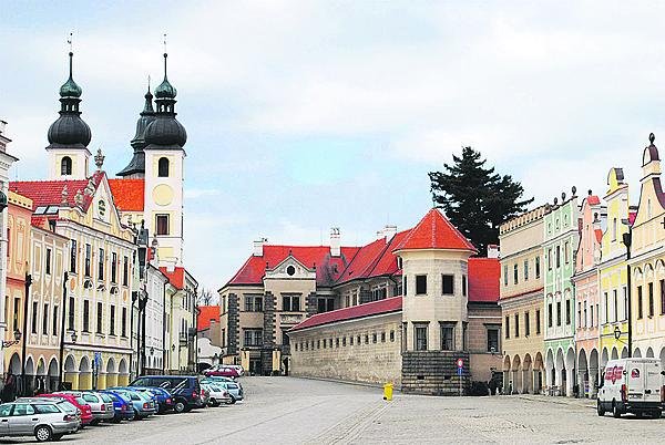 Aby nebyl z náměstí vidět zámek, postavili tam filmaři dva štíty domů.