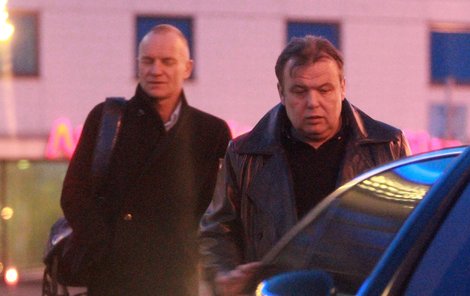 Stinga (vlevo) vyzvedl na letišti bodyguard Zdeněk Zahradník.