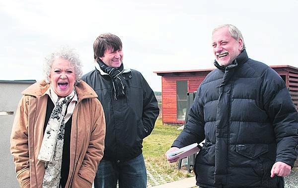 Zdeněk Zelenka s Jiřinou Bohdalovou a Janem Hrušínským při natáčení série Ach ty vraždy.