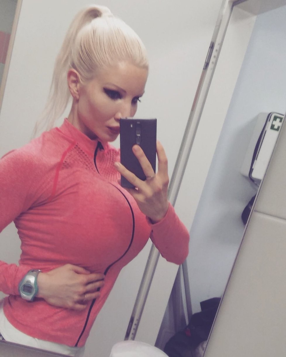 Umělá fitness kráska Zdenka Černá není žádný svatoušek. Prý měla poměr s Vémolou v době, kdy čekal s Lelou dítě.