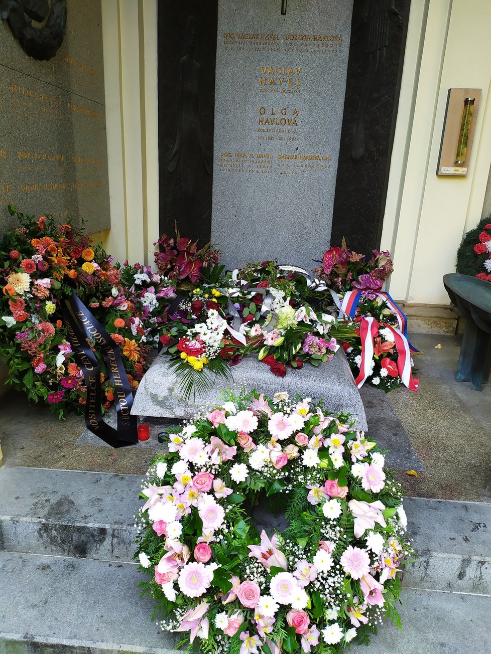 Květiny z pohřbu Zdenky Procházkové na hrobě Václava Havla.