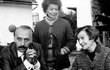 1980 -Zdenka Procházková s Milošem Kopeckým a Marií Rosůlkovou v komedii Jak napálit advokáta.