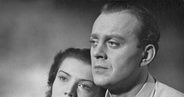 1946 – S exmanželem Karlem Högerem si Zdenka Procházková zahrála ve filmu Mrtvý mezi živými.