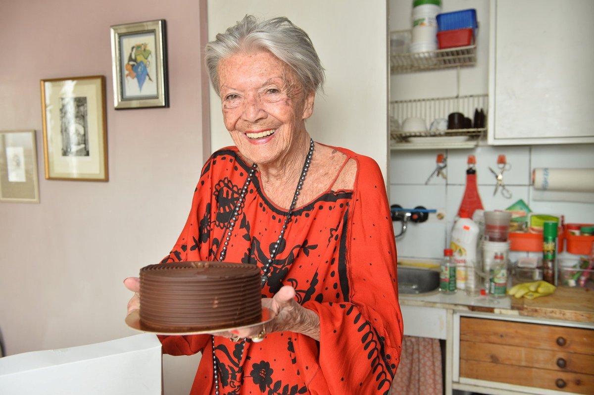 Od manželů Kostkových dostala Zdenka Procházková květiny a čokoládový dort.