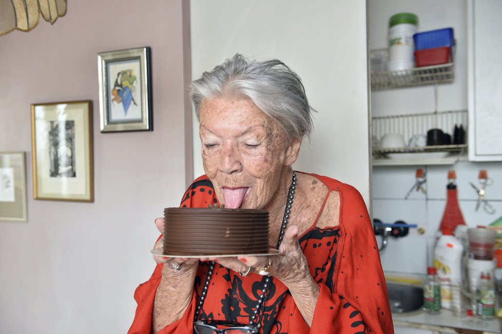 Zdenka Procházková  s narozeninovým dortem