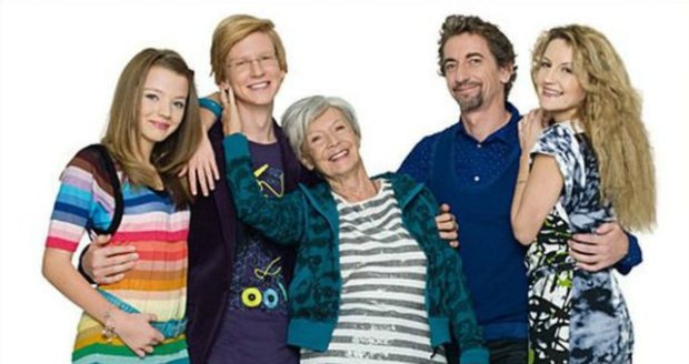 V nekonečném rakouském seriálu Familie Putz hraje babičku.