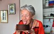 Čokoládový dort od Kostkových dostala Zdenka ke svým 90. narozeninám.