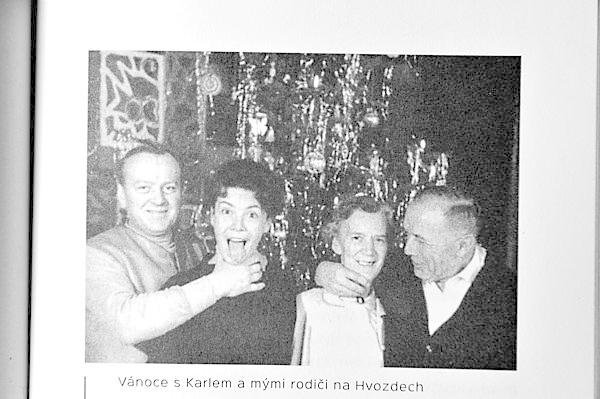 1958 Před obřím stromem na víkendhausu s Karlem Högerem a rodiči Olgou a Jaroslavem Procházkovými.