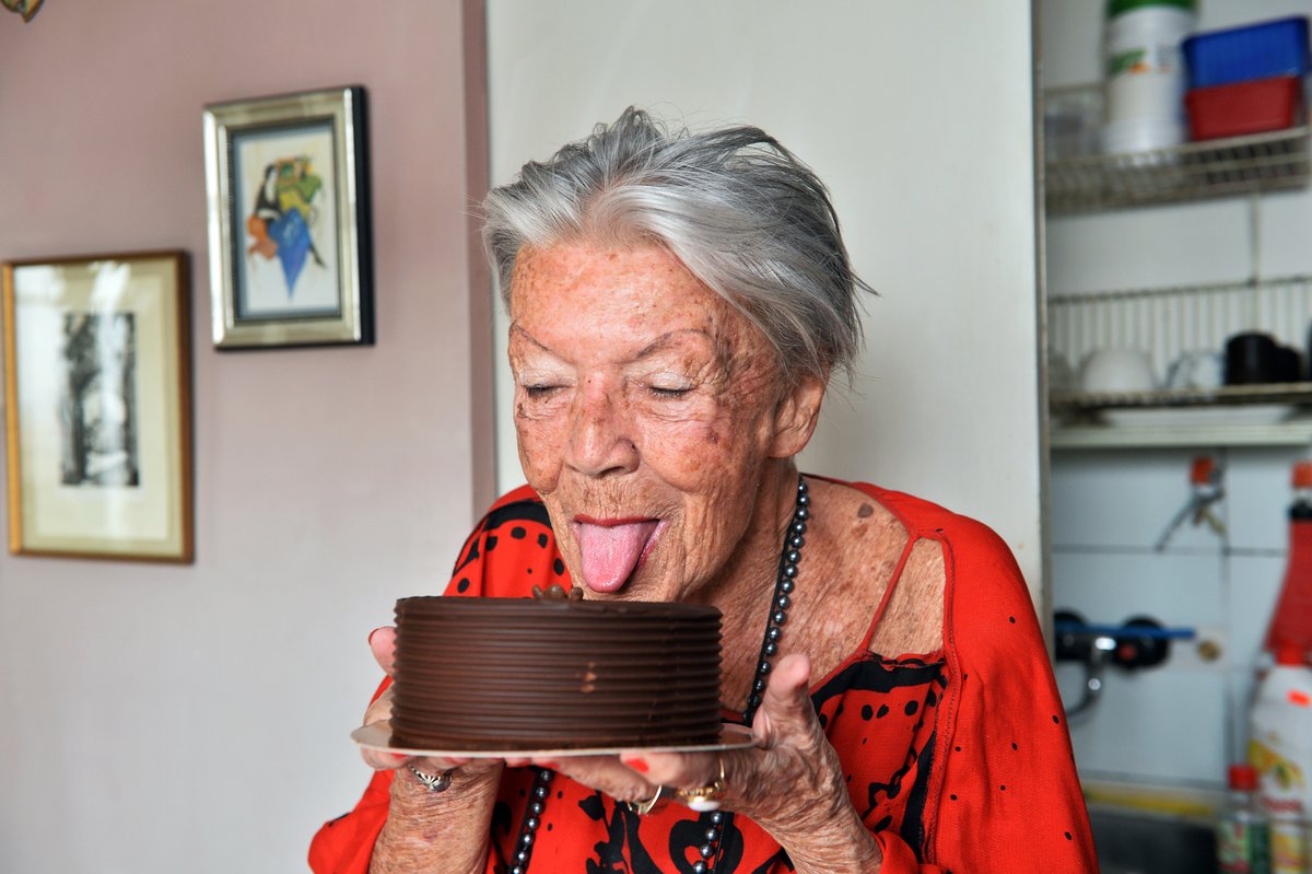 Čokoládový dort od Kostkových dostala Zdenka ke svým 90. narozeninám.