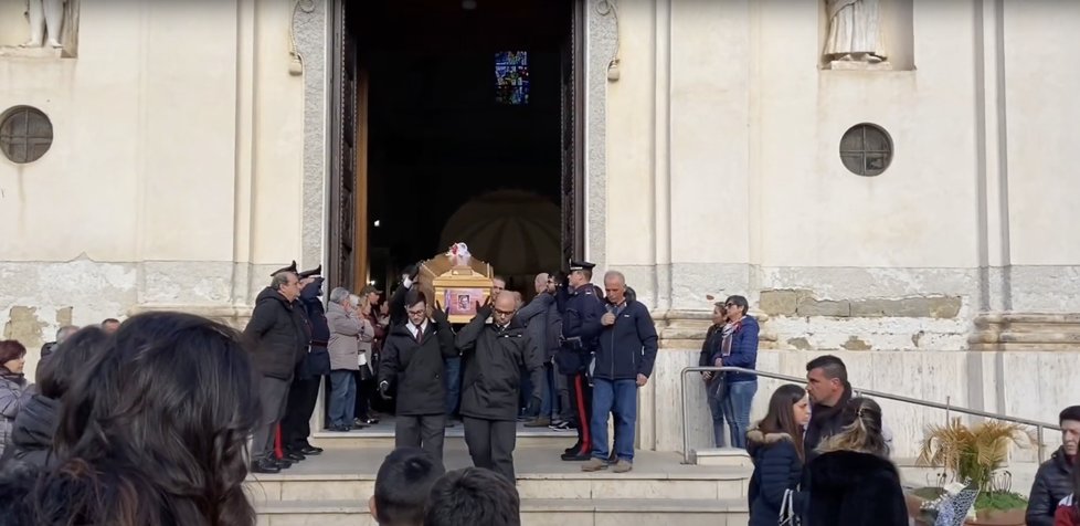 Poslední sbohem ženě dal kněz i její rodina.