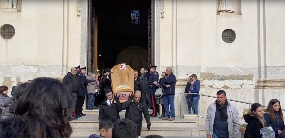 Češku Zdenku zavraždil běsnící Ital: Poslední sbohem jí dal kněz i její rodina.