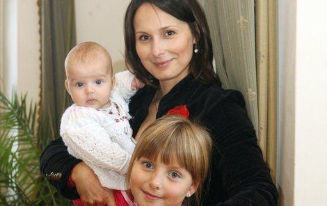 Herečka s nejstarší devítiletou dcerou Andrejkou a malou Zuzankou.