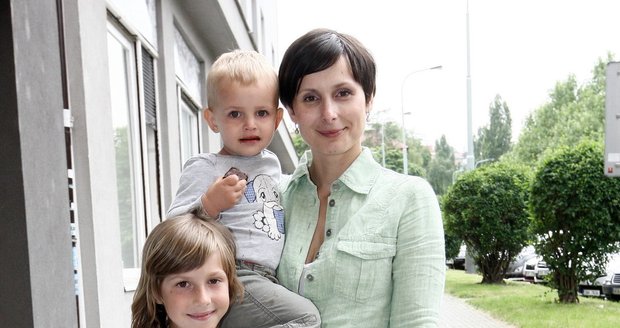 Zdeňka Žádníková Volencová se svými třemi dětmi. Nejstarší Andrejka chyběla.