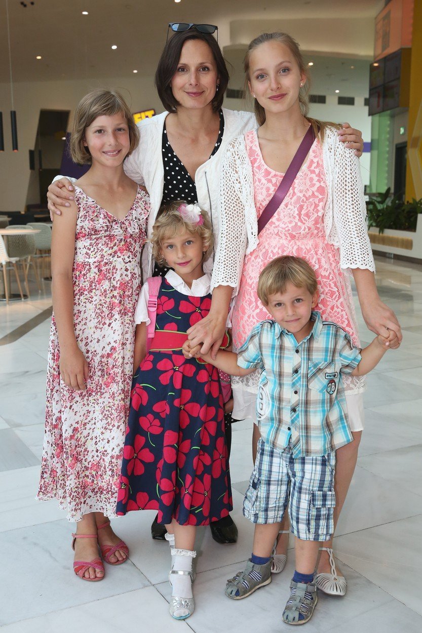 Zdeňka Žádníková se svými čtyřmi dětmi.