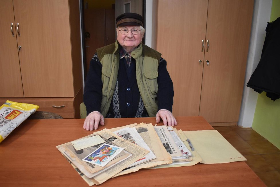 Zdenko Kubík se svojí sbírkou novin, fotek a dopisů z doby leteckého neštěstí.