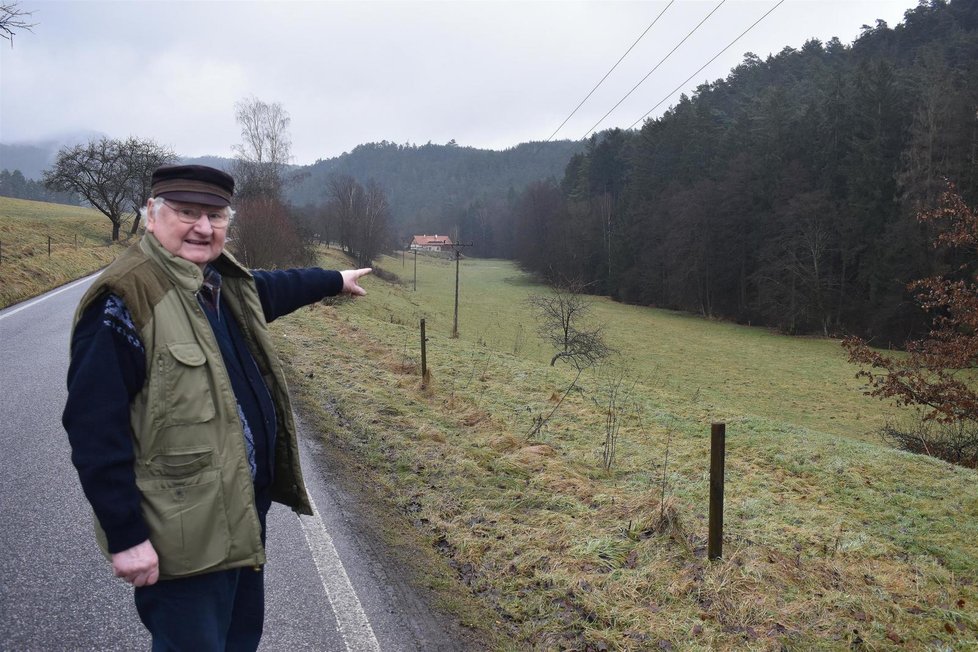 Zdenko Kubík ukazuje místo, kam letadlo dopadlo a kde se jemu a jeho hasičským kolegům podařilo zachránit letušku Vesnu.