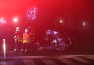 Ve Zdibech došlo k dopravní nehodě. Srazil se osobní vůz s náklaďákem. Nehoda si bohužel vyžádala jednu oběť. (24. listopad 2020)