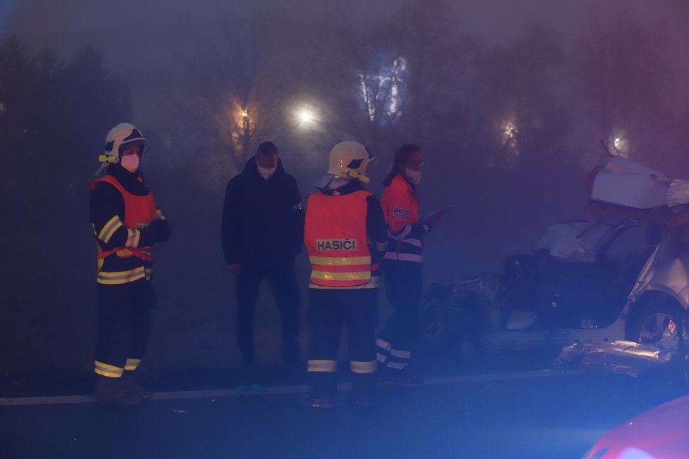 Ve Zdibech došlo k dopravní nehodě. Srazil se osobní vůz s náklaďákem. Nehoda si bohužel vyžádala jednu oběť.