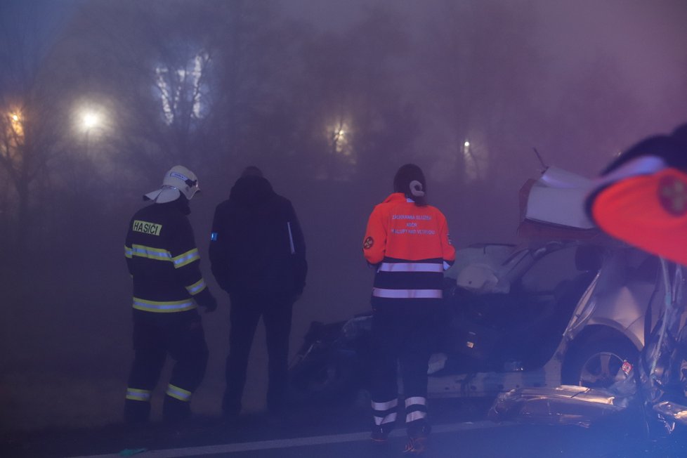 Ve Zdibech došlo k dopravní nehodě. Srazil se osobní vůz s náklaďákem. Nehoda si bohužel vyžádala jednu oběť.