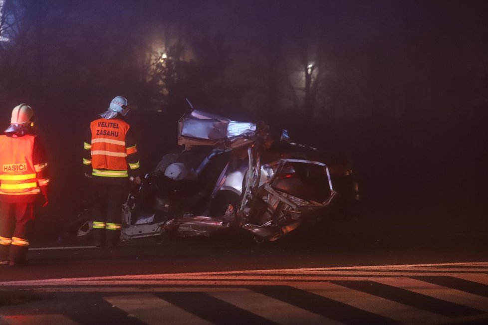 Ve Zdibech došlo k dopravní nehodě. Srazil se osobní vůz s náklaďákem. Nehoda si bohužel vyžádala jednu oběť. (24. listopad 2020)