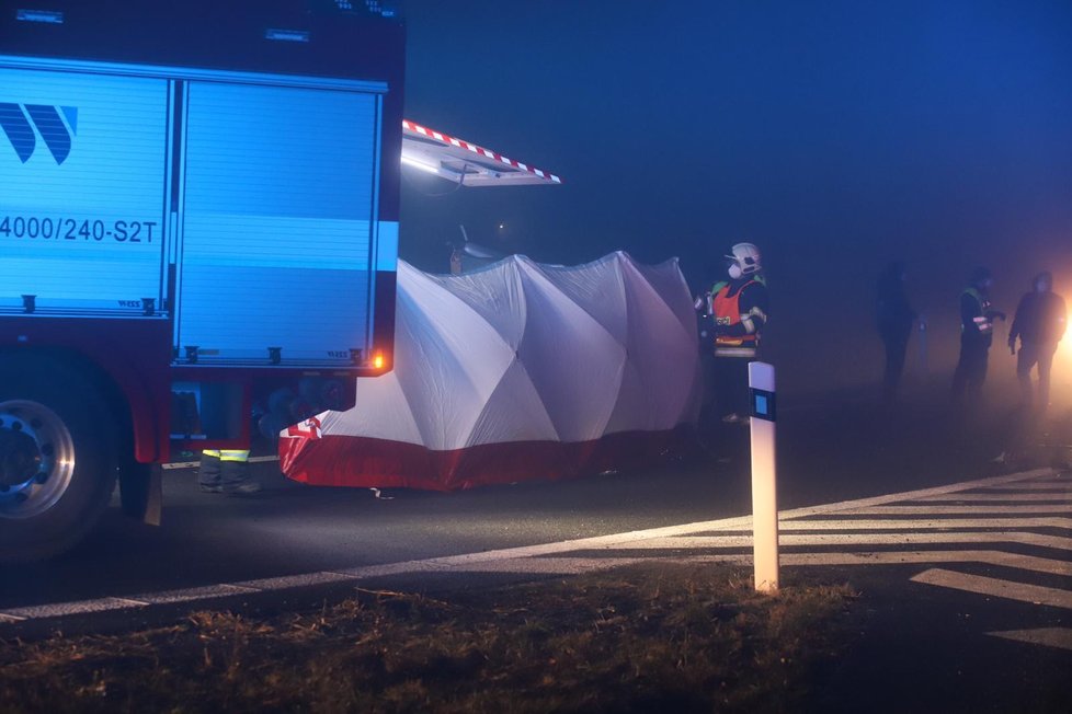 Ve Zdibech došlo k dopravní nehodě. Srazil se osobní vůz s náklaďákem. Nehoda si bohužel vyžádala jednu oběť. (24. listopad 2020)