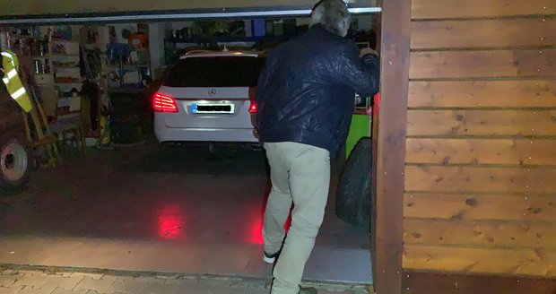 Policisté si museli došlápnout na staršího muže, který opakovaně po návštěvě v hospodě usedal v podnapilém stavu za volant.