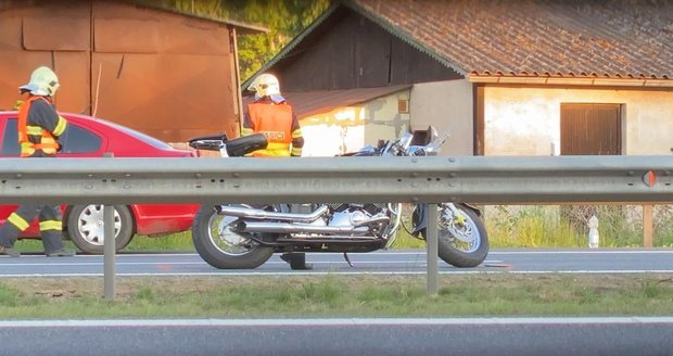 Policisté vypátrali řidiče mercedesu ze smrtelné nehody: Na D5 srazil motorkáře a ujel