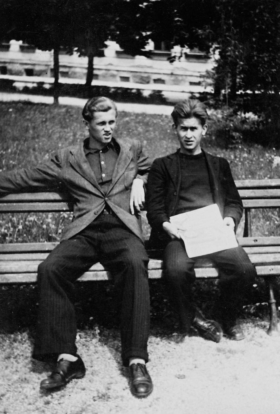 Pan Zima s kamarádem asi v roce 1944.