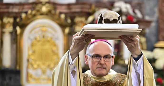 Během bohoslužby ji arcibiskup opatrně zdvihl nad hlavu a poté ji uložil na hlavní oltář