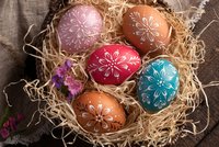 Barvení vajíček voskem nebo voskovkami: Tradiční technika našich babiček
