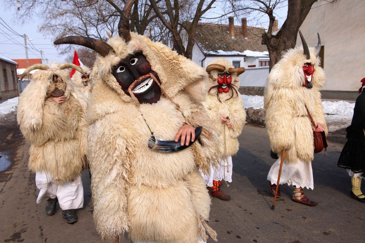 Dominantou veselí v Moháči jsou masky rarachů.