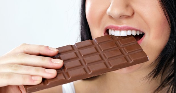 Mýtus o tom, že čokoláda způsobuje akné a špatnou pleť, je jedním z nejznámějších. 