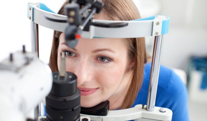 Makulární degenerace oka poškodí zrak i za pár týdnů. Jak ji poznáte?