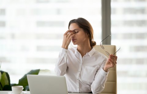 Jste často podráždění a unavení? Viníkem může být modré světlo. Nepodceňujte jeho negativní účinky!