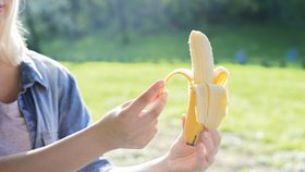Neurvalý recidivista ukradl tři banány. Prodavači, který ho načapal, vyrazil zub! (Ilustrační foto)