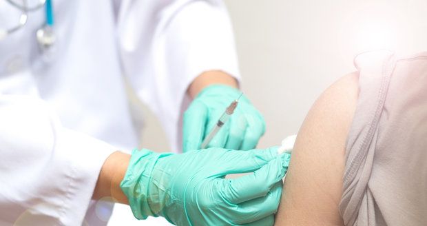První várka vakcín proti chřipce je v Česku. Zájem o očkování roste, začne se v říjnu 