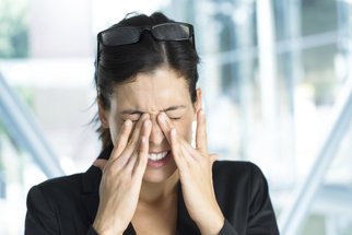 Pálení a zarudnutí očí: Jaké jsou nejčastější příčiny a kdy vyhledat lékaře?