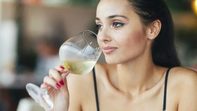 Nová studie prokázala: I pouhá jedna sklenka vína denně může škodit!