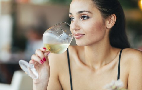 Nová studie prokázala: I pouhá jedna sklenka vína denně může škodit!