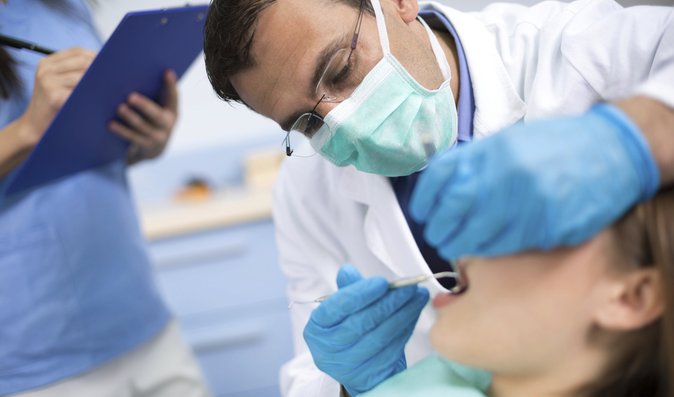 Vyražený zub: Jaký je správný postup při jeho záchraně?