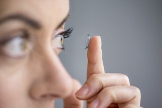 Covid-19: V případě onemocnění přestaňte používat kontaktní čočky