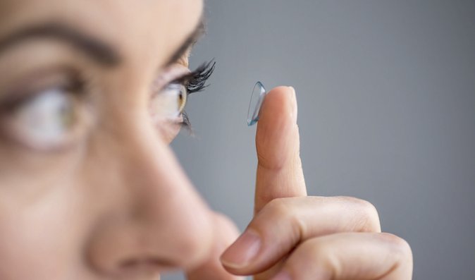 Covid-19: V případě onemocnění přestaňte používat kontaktní čočky