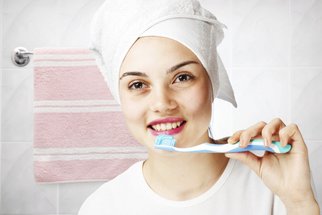 Mýty o zubech: Ničí je sladkosti a nejlépe je vyčistí tvrdý kartáček