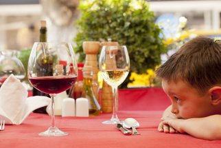 Nedávejte dětem alkohol. Může to způsobit následující potíže, varují odborníci